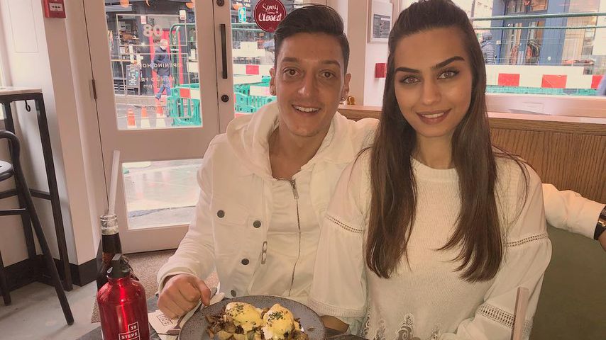 Mesut Özil und Amine Gülse beim gemeinsamen Frühstück