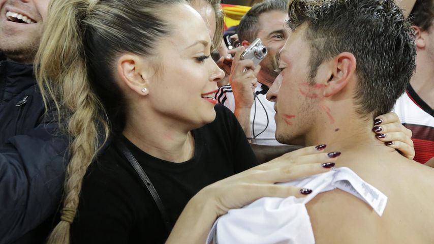 Grace Capristo und Mesut Özil nach dem WM-Sieg 2014