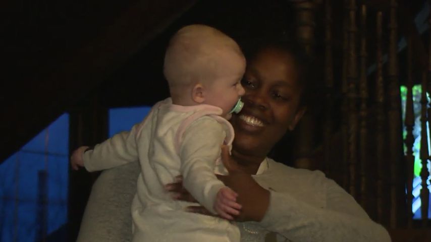 Total vertraut: Hier kuschelt Mia Rose Müller mit Nanny!