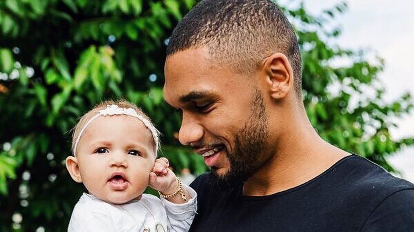 So flauschig: Papas Bart ist Mia Rose' Lieblingsspielzeug