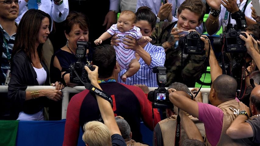 Michael Phelps feiert seinen erfolgreichen Medaillen-Sieg mit seiner Familie