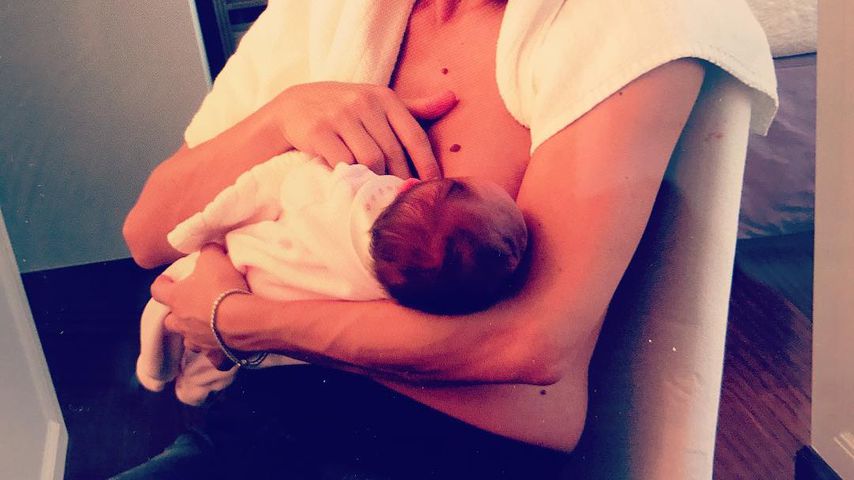 Michelle Hunziker stillt ihre Tochter Sole