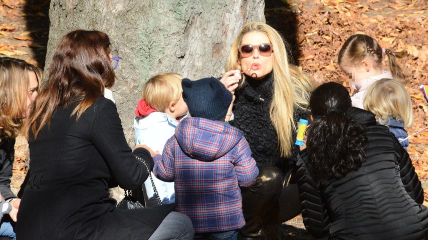 Michelle Hunziker in einem Mailänder Park