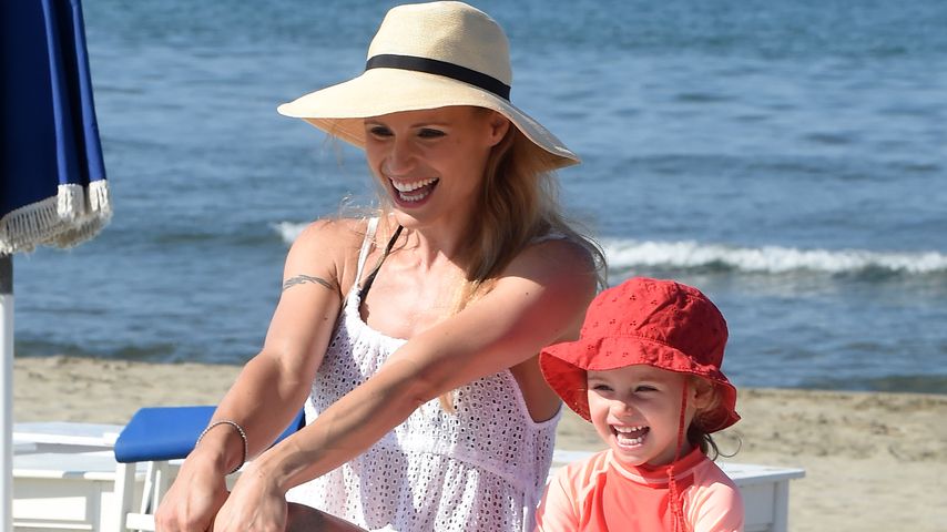 Michelle Hunziker und Tochter Sole posieren am Strand