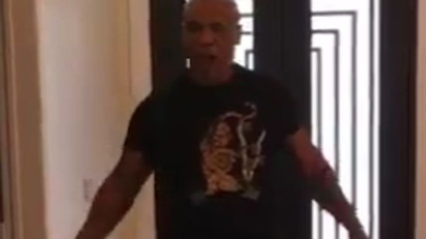 Mike Tyson auf einem Hoverboard