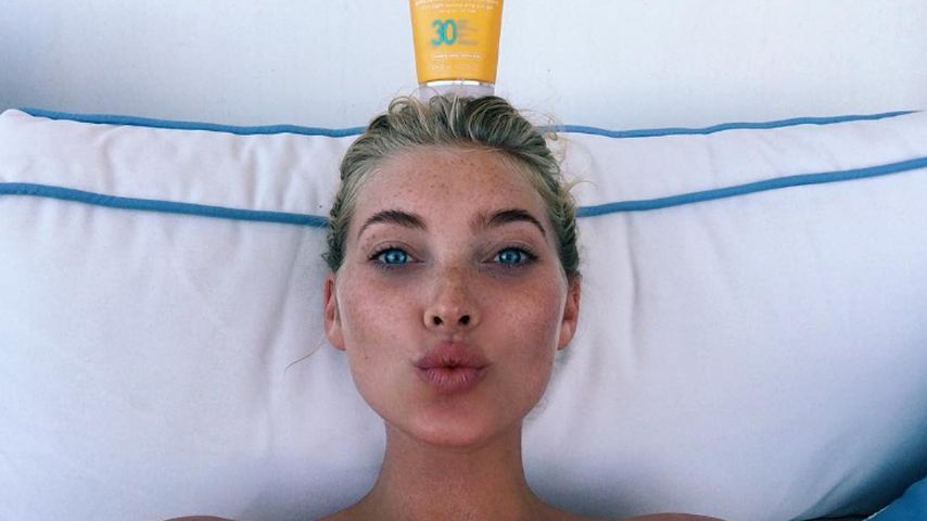 Model Elsa Hosk mit Sonnencreme