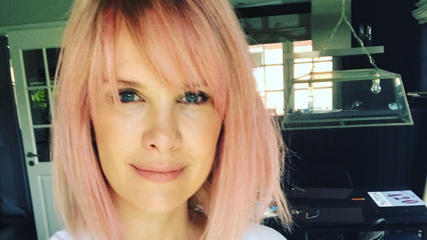 Monica Ivancan mit pinken Haaren