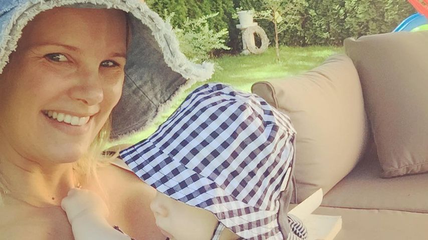 Monica Ivancan mit Sohn Anton am See