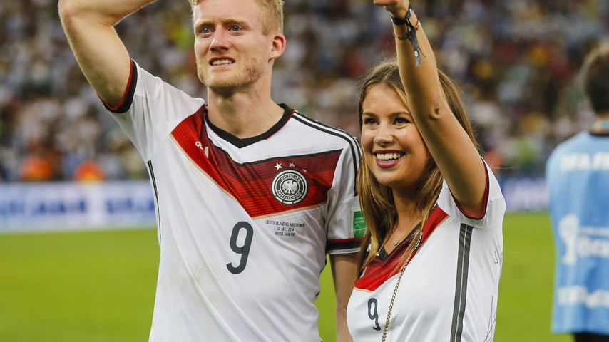 André Schürrle und Montana Yorke nach dem WM-Sieg 2014