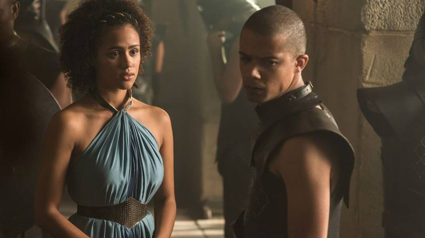 Nathalie Emmanuel als Missandei und Jacob Anderson als Grauer Wurm