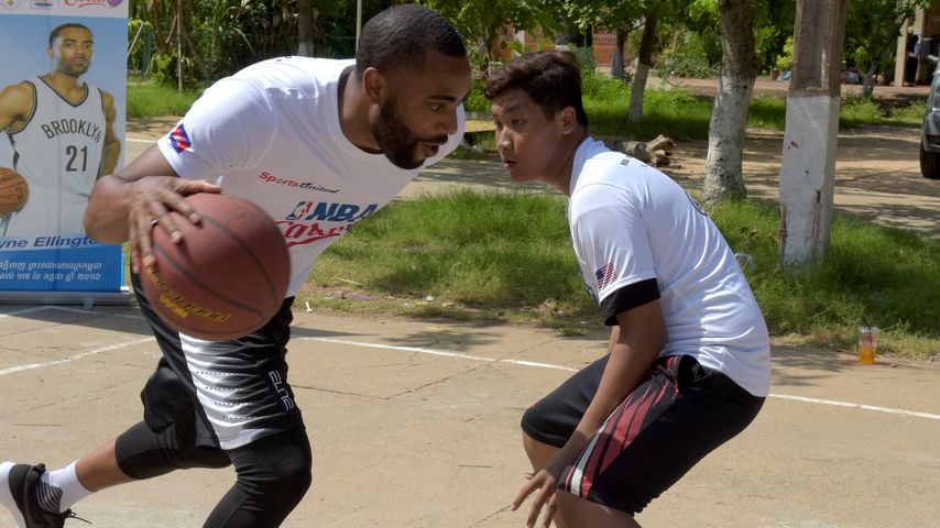 NBA-Star Wayne Ellington beim Basketballspielen auf der Straße