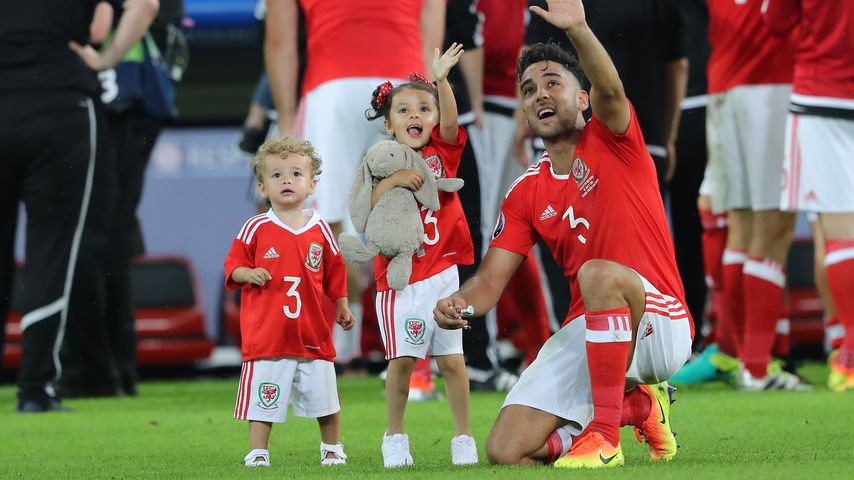 Neil Taylor mit seinen Kindern nach dem Viertelfinal-Spiel Wales gegen Belgien