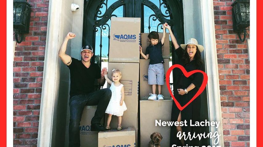 Nick Lachey mit Ehefrau Vanessa und ihren Kindern Cameron und Brooklyn sowie Hündchen Wookie