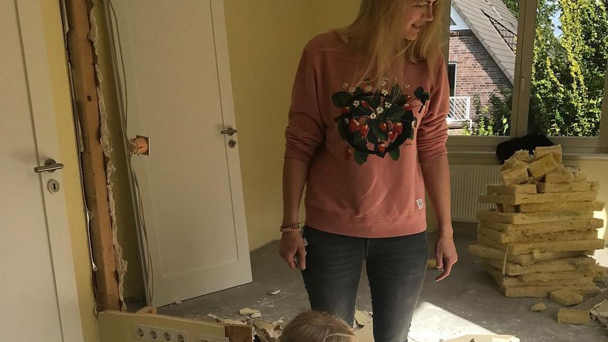 Nina Bott und Tochter Luna auf ihrer Baustelle