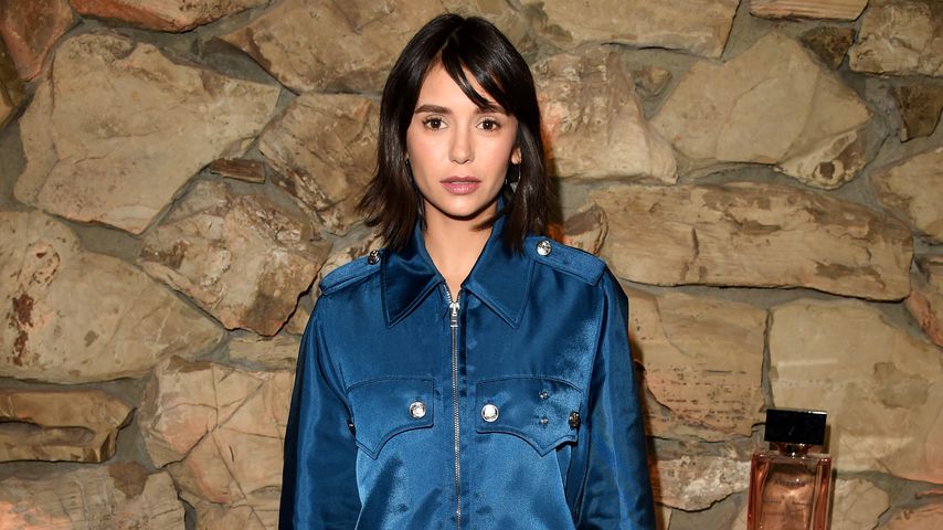 Nina Dobrev im blauen XL-Kleid in Beverly Hills, Kalifornien, im März 2018