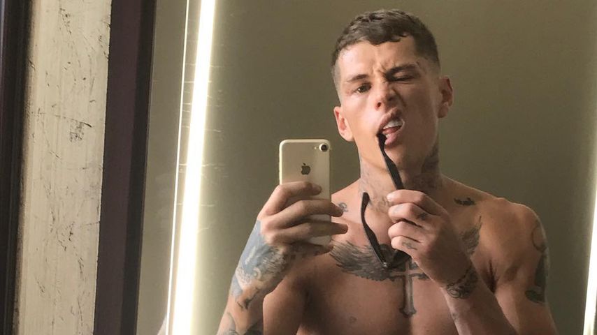 Deutsches Model Norman Theuerkorn macht ein Spiegel-Selfie