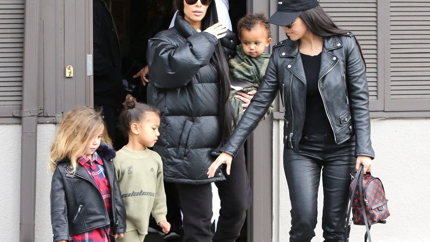 Kim Kardashian verlässt mit Kourtney und den Töchtern North und Penelope ein Restaurant in L.A.