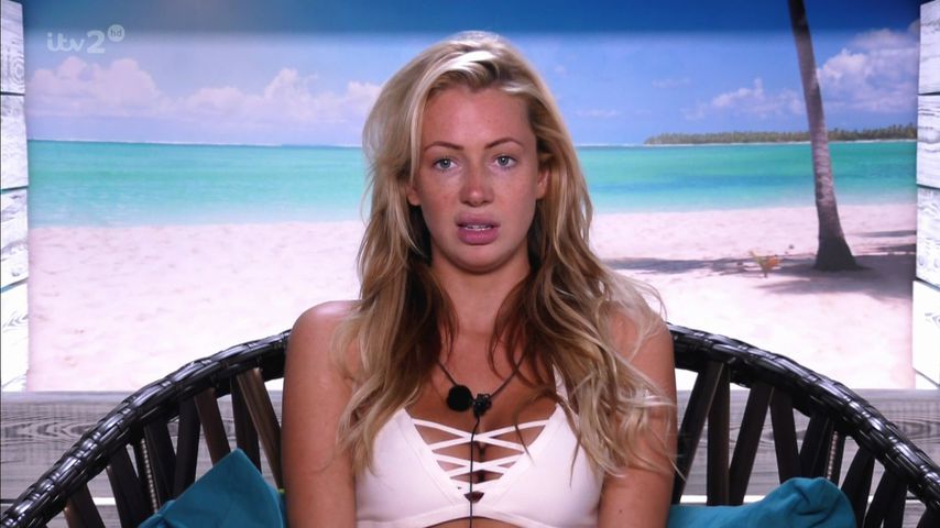 Olivia Attwood im "Love Island"-Sprechzimmer