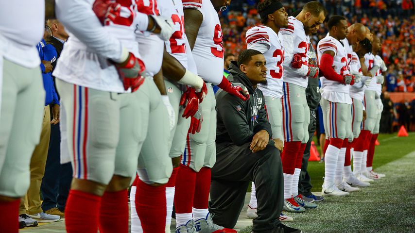 Olivier Vernon beim Knien während der Nationalhymne vor einem Footballspiel