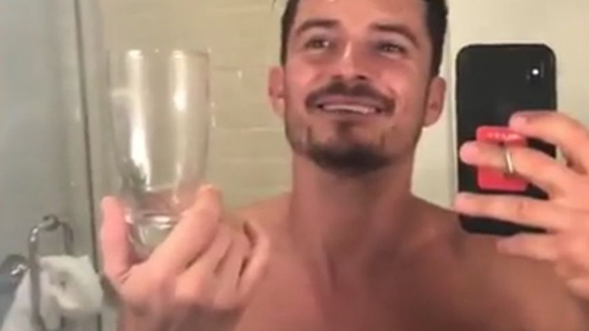 Nackter Held: So sexy rettet Orlando Bloom eine Spinne!