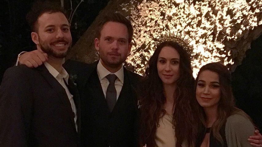 Patrick J. Adams und Ehefrau Troian Bellisario mit Hochzeitsgästen