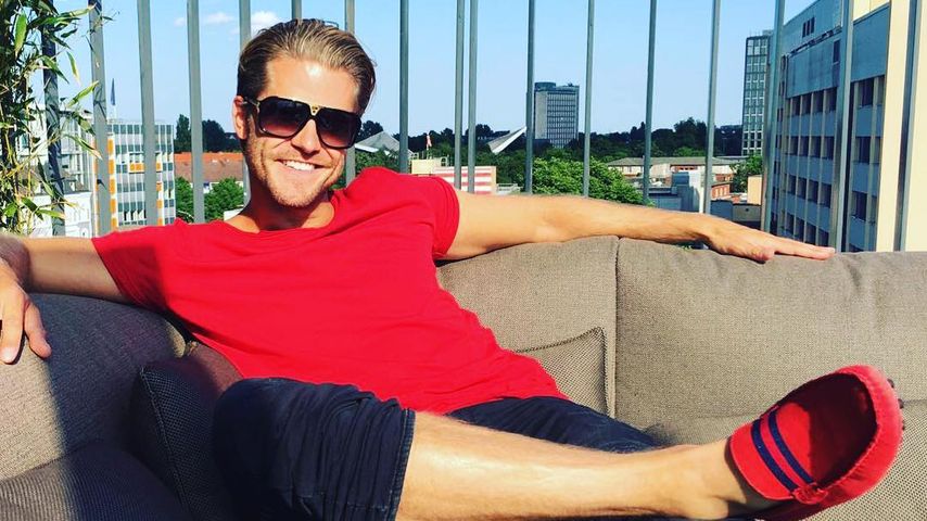 Paul Janke sitzt auf einer Hotelterrasse in Hamburg