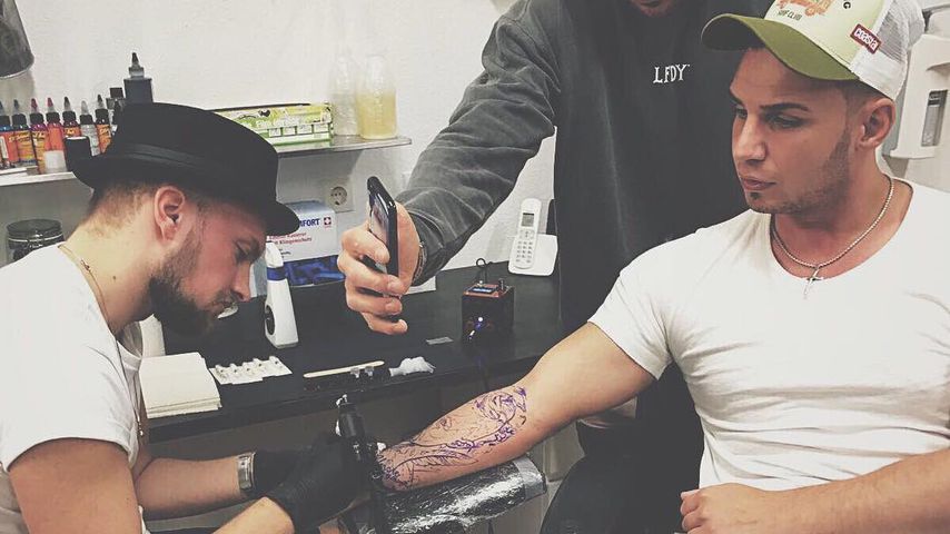 Alessio mit Schnuller! Was denkt ihr über Pietros Tattoo? Promiflash.de