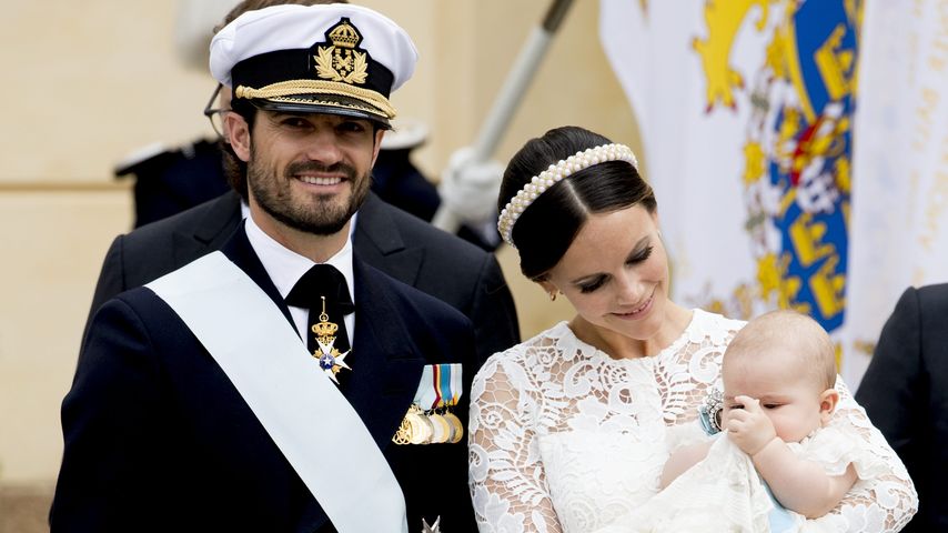 Prinz Carl Philip mit Prinzessin Sofia und Sohn Prinz Alexander bei der Taufe von Prinz Alexander