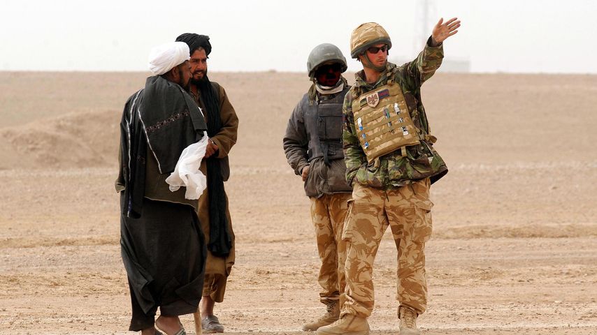 Prinz Harry (r.) im Gespräch mit Einwohnern, Afghanistan 2008