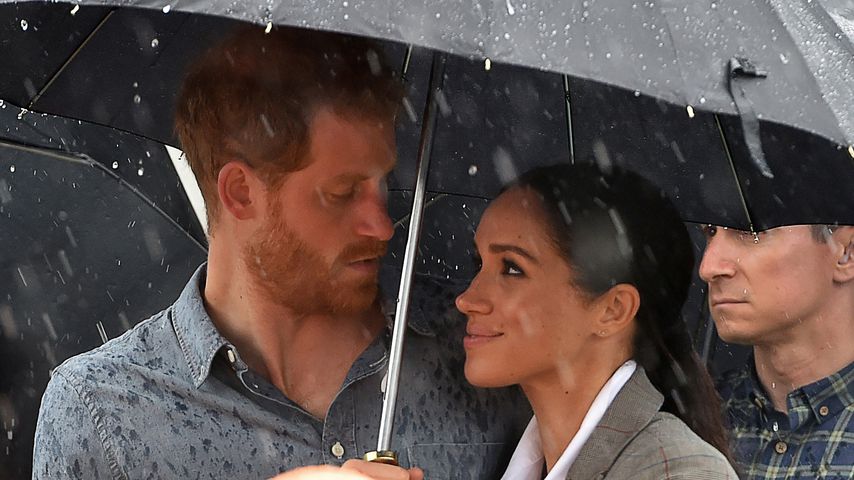 Durchnässt? Egal! Harry & Meghan sind sooo verliebt im Regen