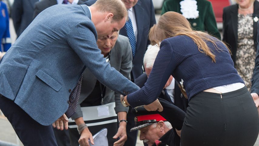 Prinz William hilft einem gestürzten Mann auf