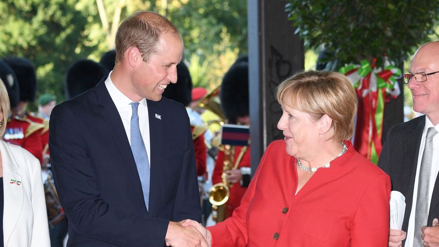 Prinz William und Angela Merkel bei der Verleihung des Fahnenbands an die 20th Armoured Infantry Br