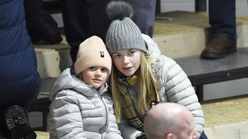 Süß! Hier spielt Prinzessin Estelle mit ihrer großen Cousine