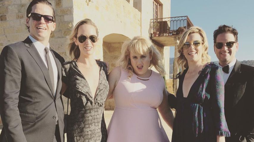 Schauspielerinnen Rebel Wilson und Elizabeth Banks auf der Hochzeit von Anna Camp