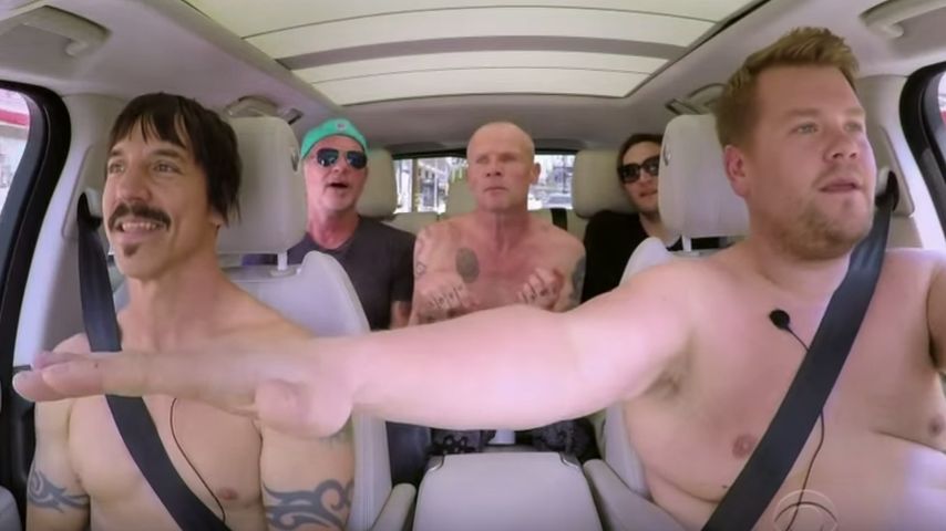 James Corden (vorne rechts) beim "Carpool Karaoke" mit den Red Hot Chili Peppers