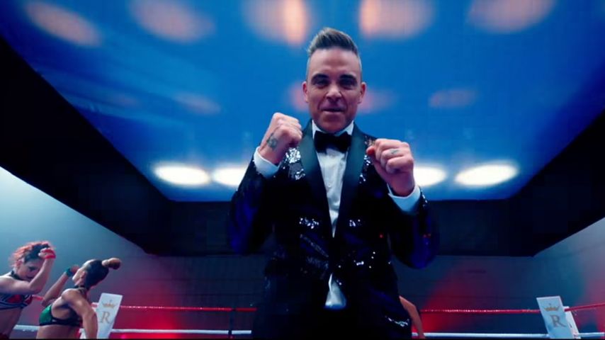 Robbie als Ringrichter im Anzug