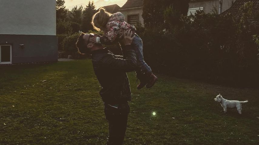 Rocco Stark spielt mit Tochter Amelia