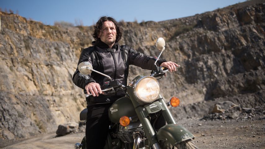 Rolf (Stefan Franz) auf seinem Motorrad bei "Unter uns"