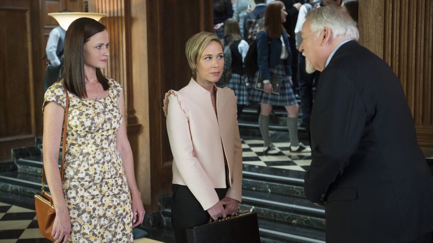 Rory (Alexis Bledel), Paris (Lisa Weil) und Headmaster Charleston (Darkin Matthews) in "Gilmore Girl