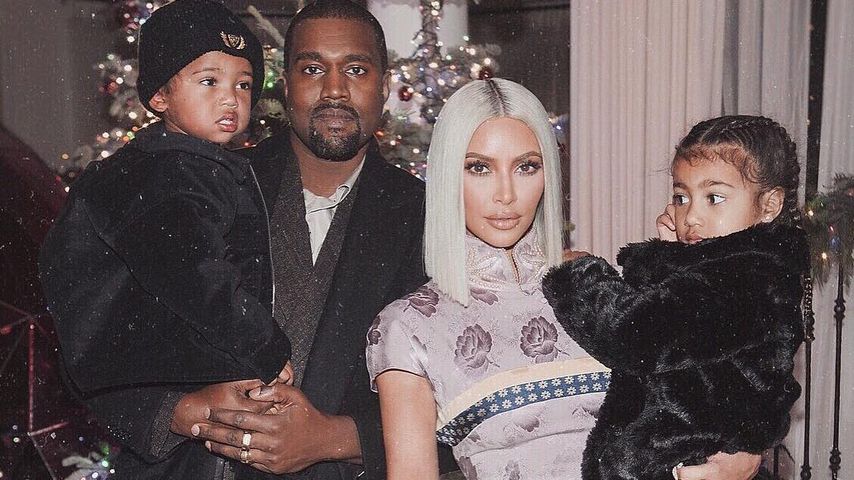 Kanye West und Kim Kardashian mit ihren Kindern Saint (l.) und North (r.)