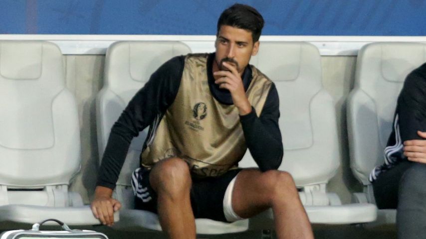 Sami Khedira beim EM-Spiel Deutschland gegen Italien verletzt auf der Bank