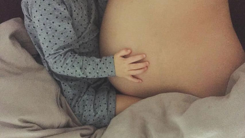 Sara Kulka mit ihrer Tochter und Babybauch