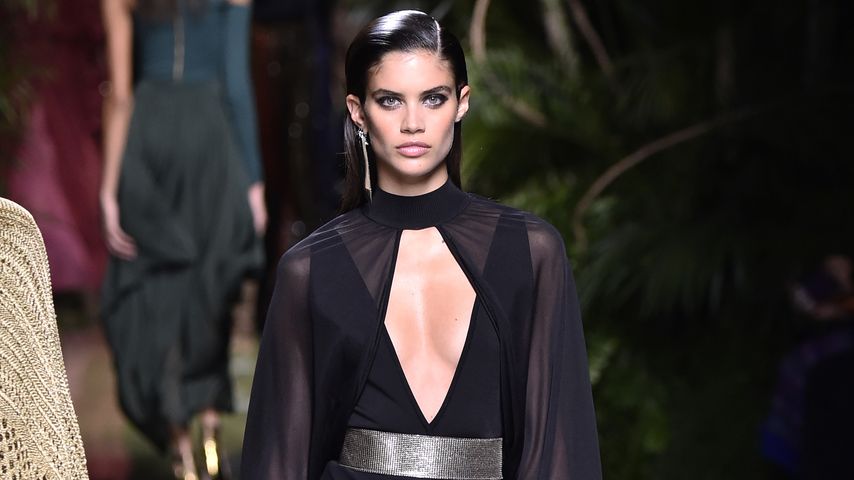 Sara Sampaio auf dem Catwalk der Balmain Show auf der Paris Fashion Week