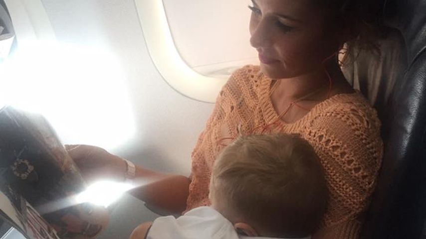 Sarah Lombardi mit ihrem Sohn Alessio im Flieger