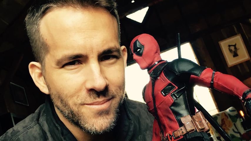 Ryan Reynolds mit "Deadpool"-Figur