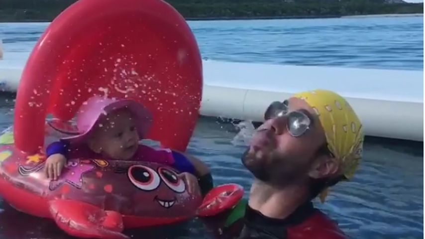 Baby-Badespaß: So bringt Enrique Iglesias Lucy zum Lachen