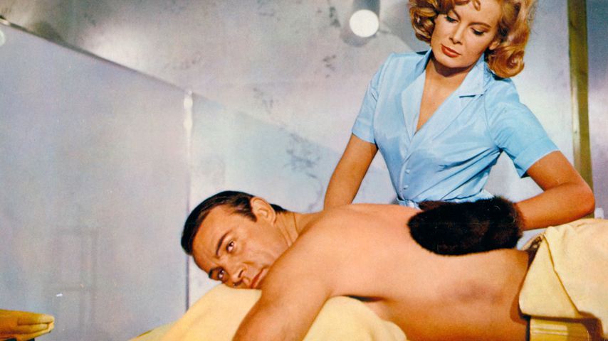 Sean Connery als James Bond und Molly Peters als Patricia in dem Film "Feuerball" 1965