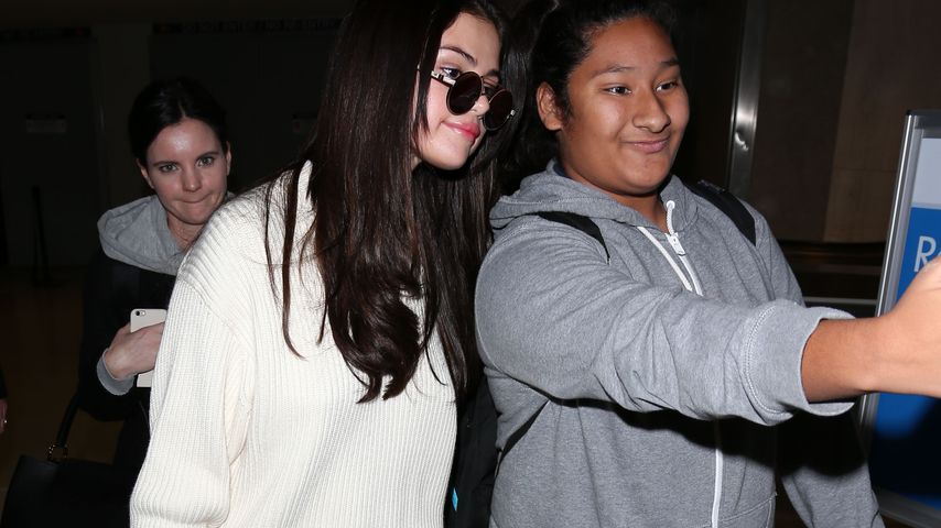 Selena Gomez am Flughafen von Los Angeles