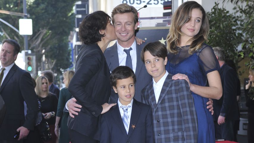 Simon Baker und Rebecca Rigg mit ihren drei Kindern auf dem Hollywood Walk of Fame