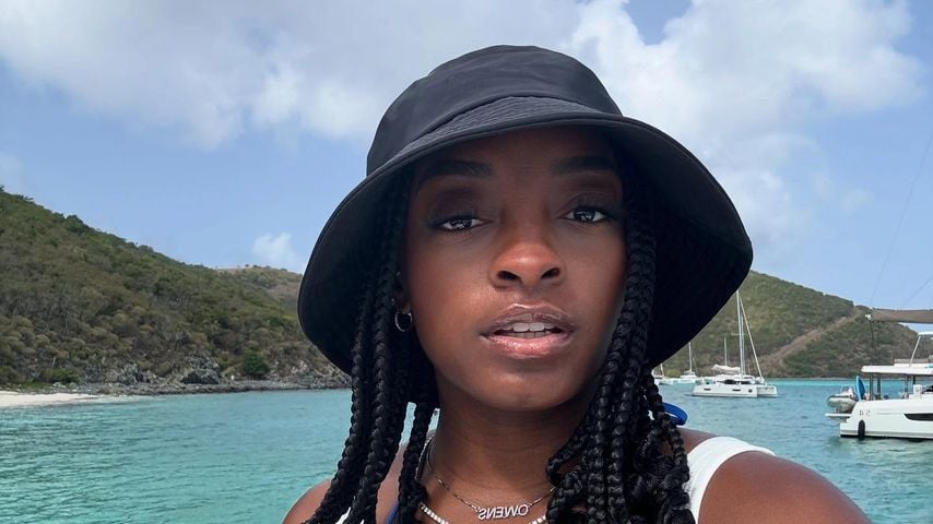 Simone Biles begeistert auf Jacht vor sonniger Traumkulisse